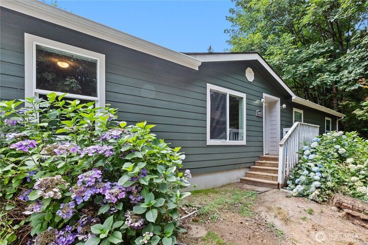 Front steps at 18010 123rd Avenue NE