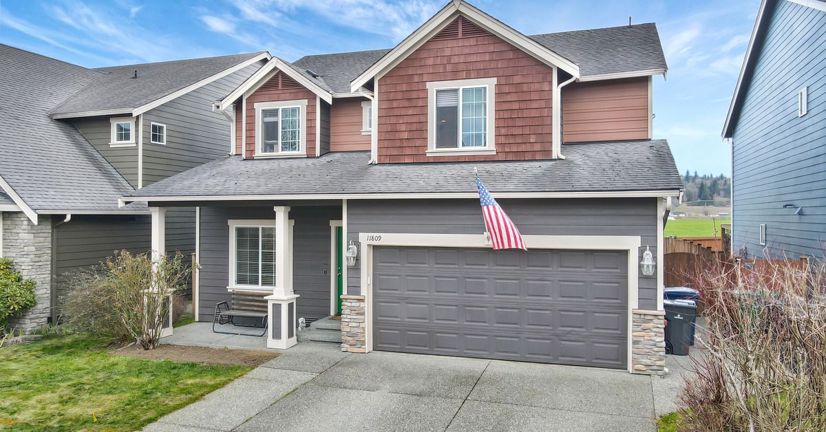 Two story Marysville home with Cascade views